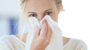 Burun Akıntısı Nedir? Burun akıntısı aşırı burun boşalmasıdır. Akışkan, saydam